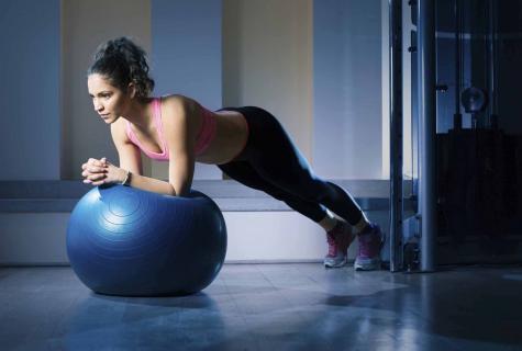 How to pump up buttocks on a fitball: the best exercises