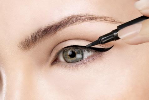 How to make up eyes with liquid eyeliner