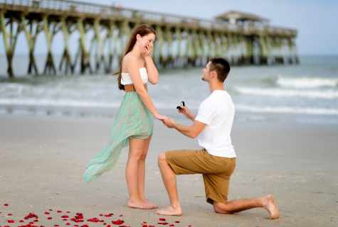 As it is unusual to make the girl the proposal