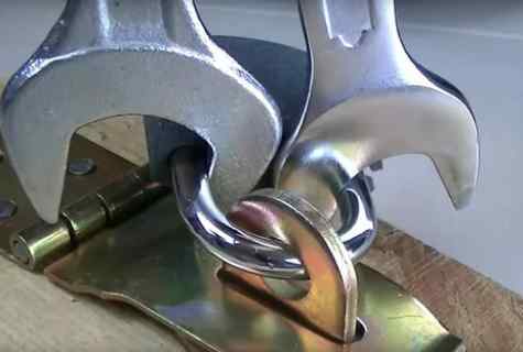 How to open the padlock