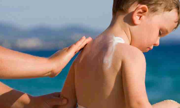 How to protect the child from a heat and the sun