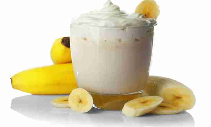 The recipe of milkshake with ice cream and banana